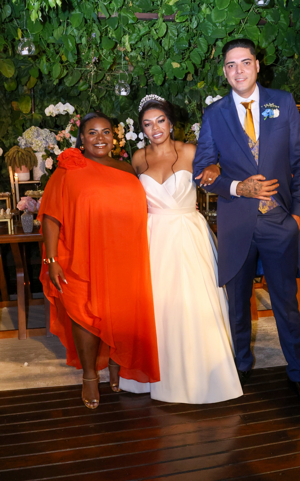 Jojo Todynho junto aos noivos Valquíria Nascimento, mãe de MC Kevin, e o produtor Ricardo Donella