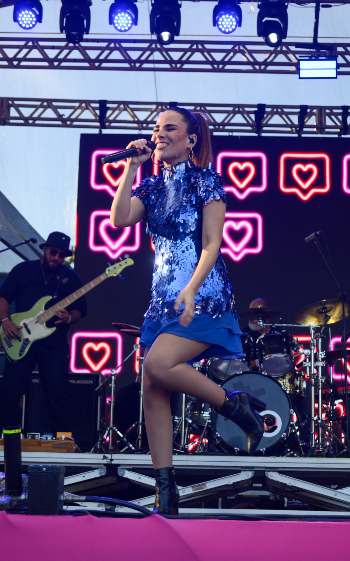 Wanessa Camargo se apresenta em festival em São Paulo e troca beijos com Dado Dolabella nos bastidores