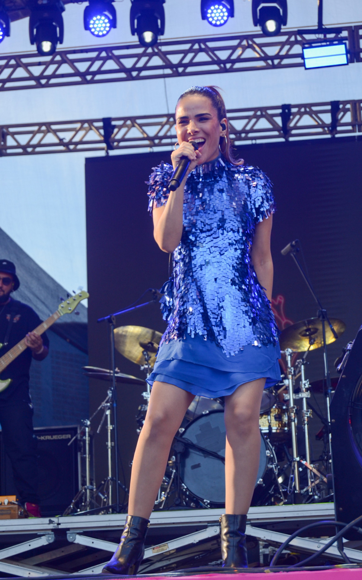 Wanessa Camargo se apresenta em festival em São Paulo e troca beijos com Dado Dolabella nos bastidores