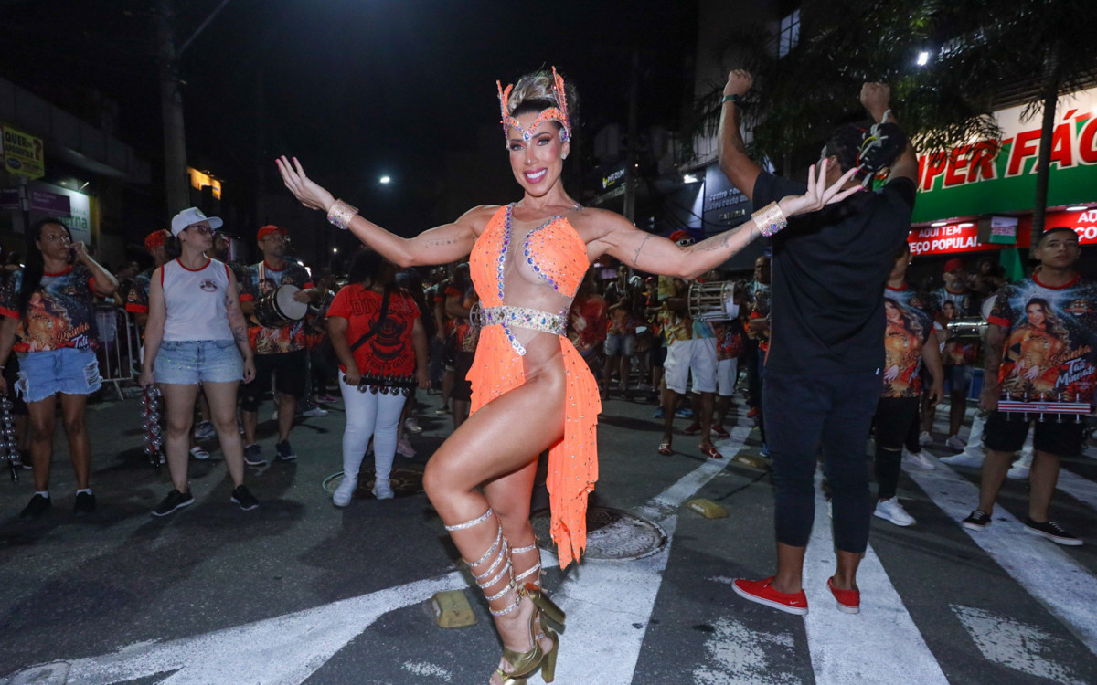 Tati Minerato dá show de samba no pé no ensaio de rua da Porto da Pedra