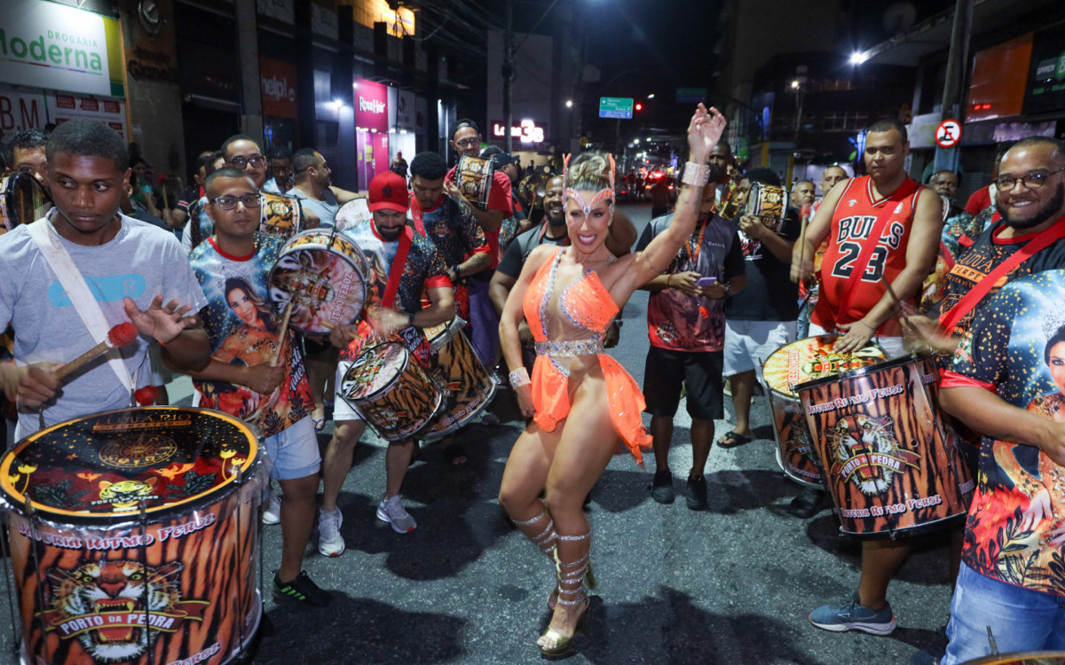 Tati Minerato dá show de samba no pé no ensaio de rua da Porto da Pedra