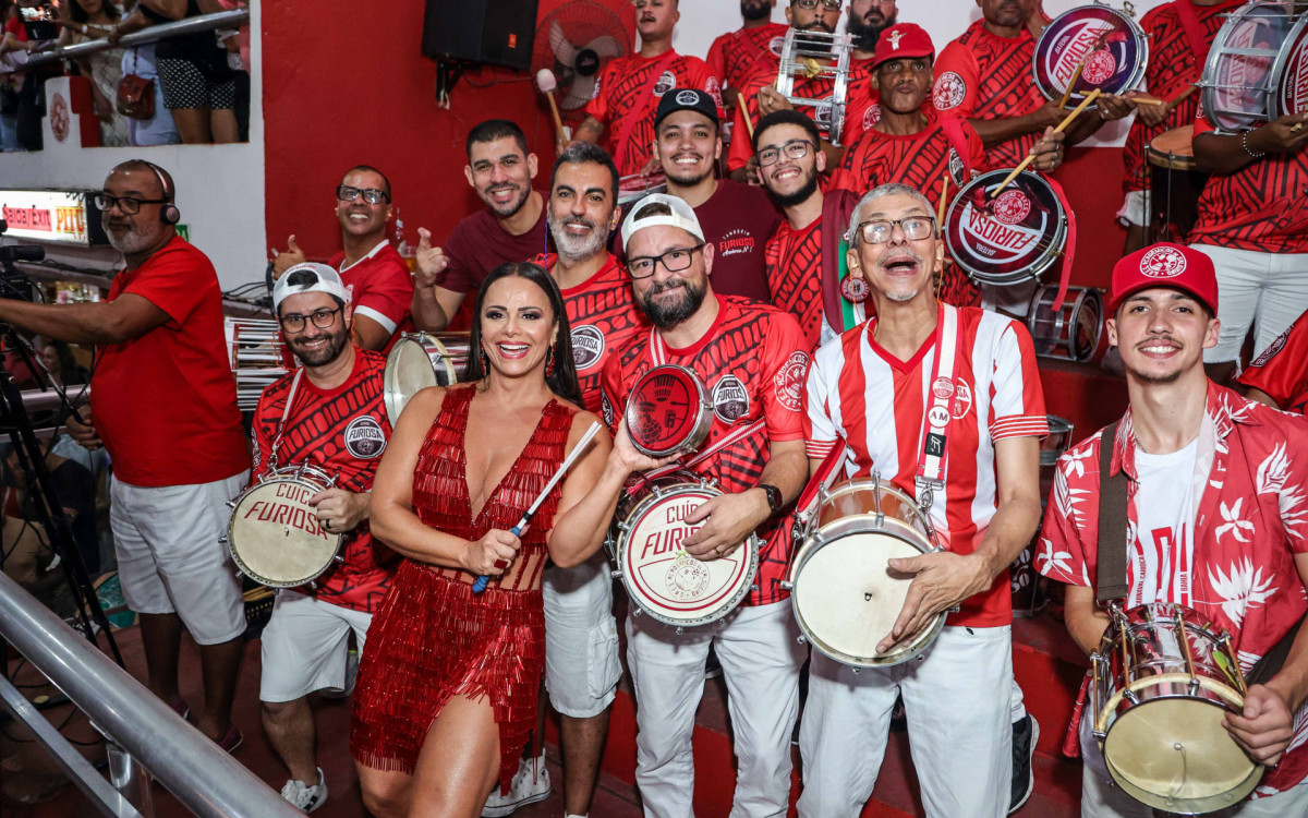 Viviane Araújo dá show de samba no pé no ensaio do Salgueiro