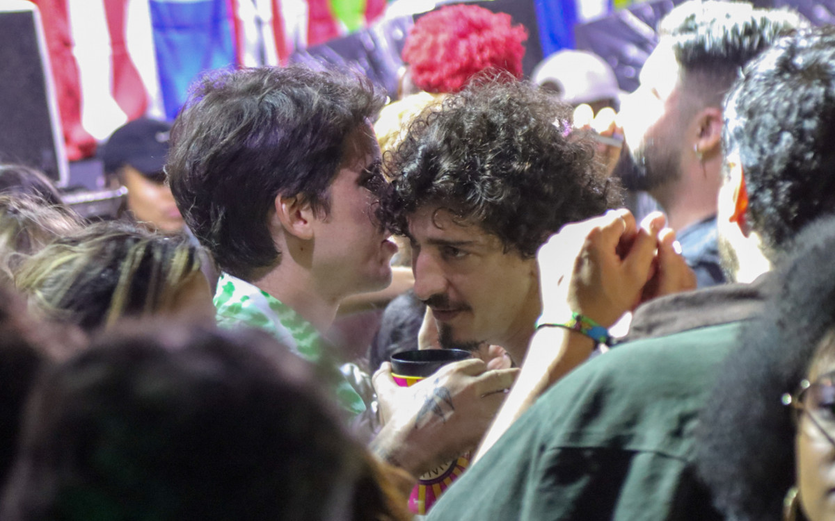Johnny Massaro troca beijos com rapaz no festival Rock the Mountain
