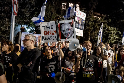 Milhares de manifestantes aumentam pressão sobre Netanyahu em Israel