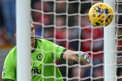 Vídeo: melhor goleiro do mundo comete falha em derrota do Aston Villa diante do Nottingham Forest