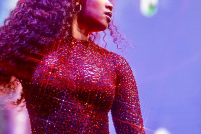 Iza aposta em look cintilante para show no primeiro dia do 'Rock the Mountain'