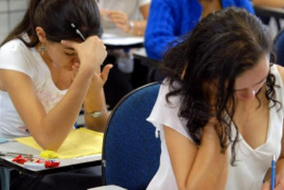 Redação do Enem aborda mulheres e invisibilidade do trabalho de cuidar