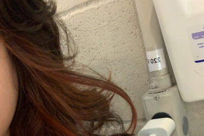 Sem luz em casa, moradores de SP procuram shoppings e estações de metrô para carregar celular