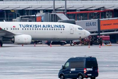 Homem é detido após invadir aeroporto na Alemanha com carro e manter criança refém