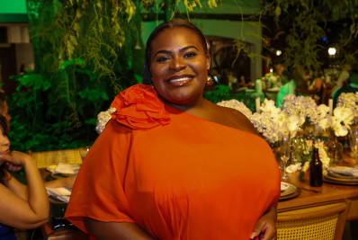 Jojo Todynho usa look vibrante em casamento de mãe de MC Kevin com produtor