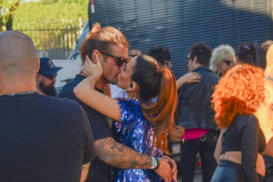 Wanessa Camargo e Dado Dolabella trocam beijos nos bastidores de show