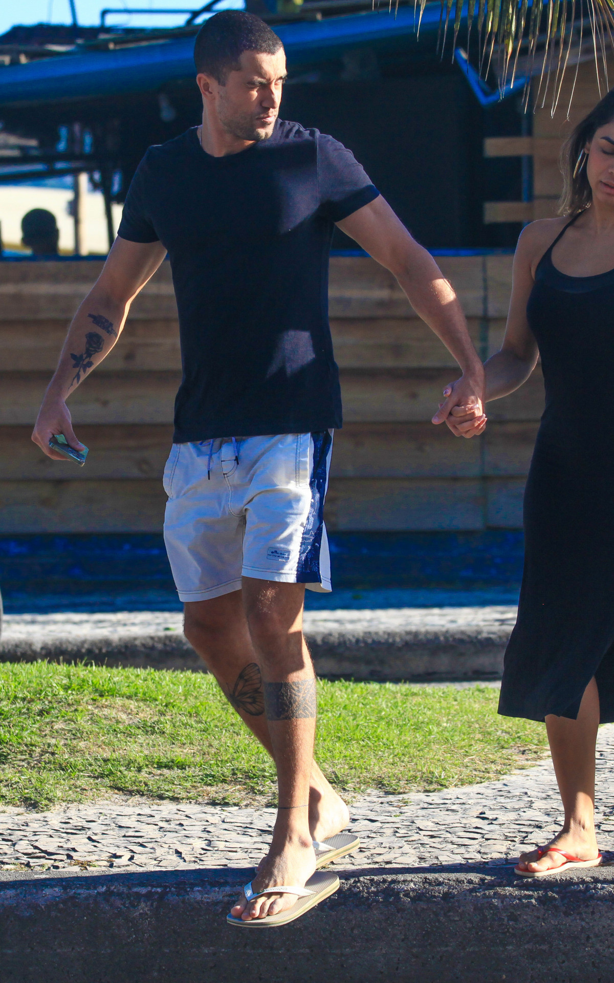 Lexa e Ricardo Vianna deixa quiosque de praia de mãos dadas no Rio - Fabrício Pioyani/Agnews