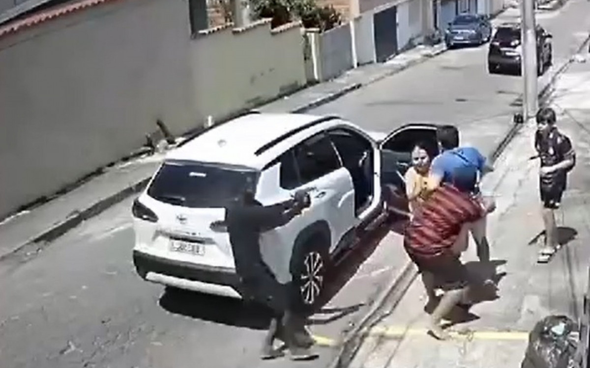 Câmera da residência de um vizinho filmou a ação dos vagabundos