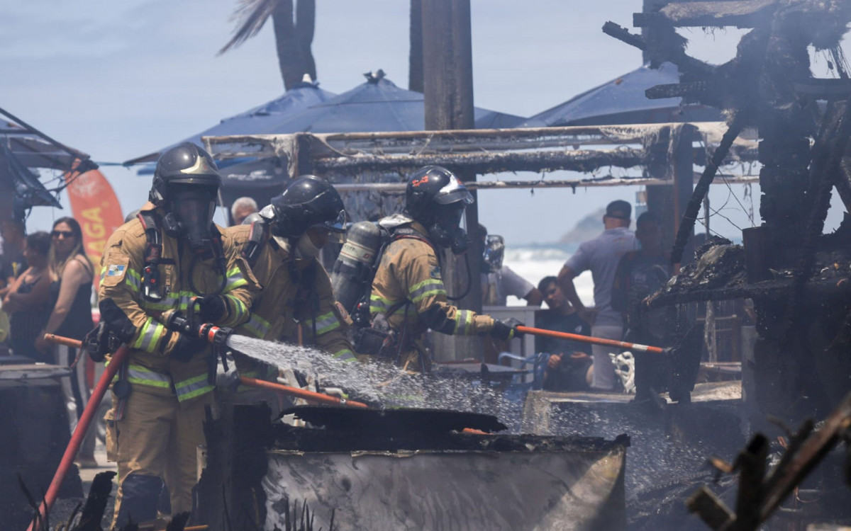 Quiosque destruído após pegar fogo na Barra - Renan Areias/Agência O DIA