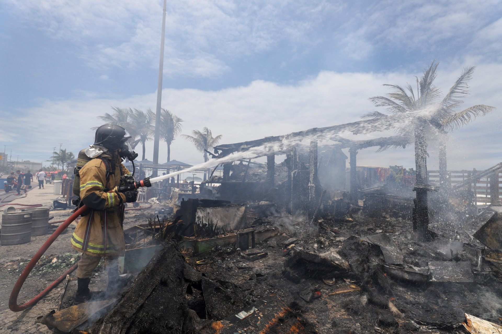 Quiosque do Joilton, na Barra da Tijuca, ficou destru&iacute;do ap&oacute;s inc&ecirc;ndio na manh&atilde; de segunda-feira (6) - Renan Areias/Ag&ecirc;ncia O Dia