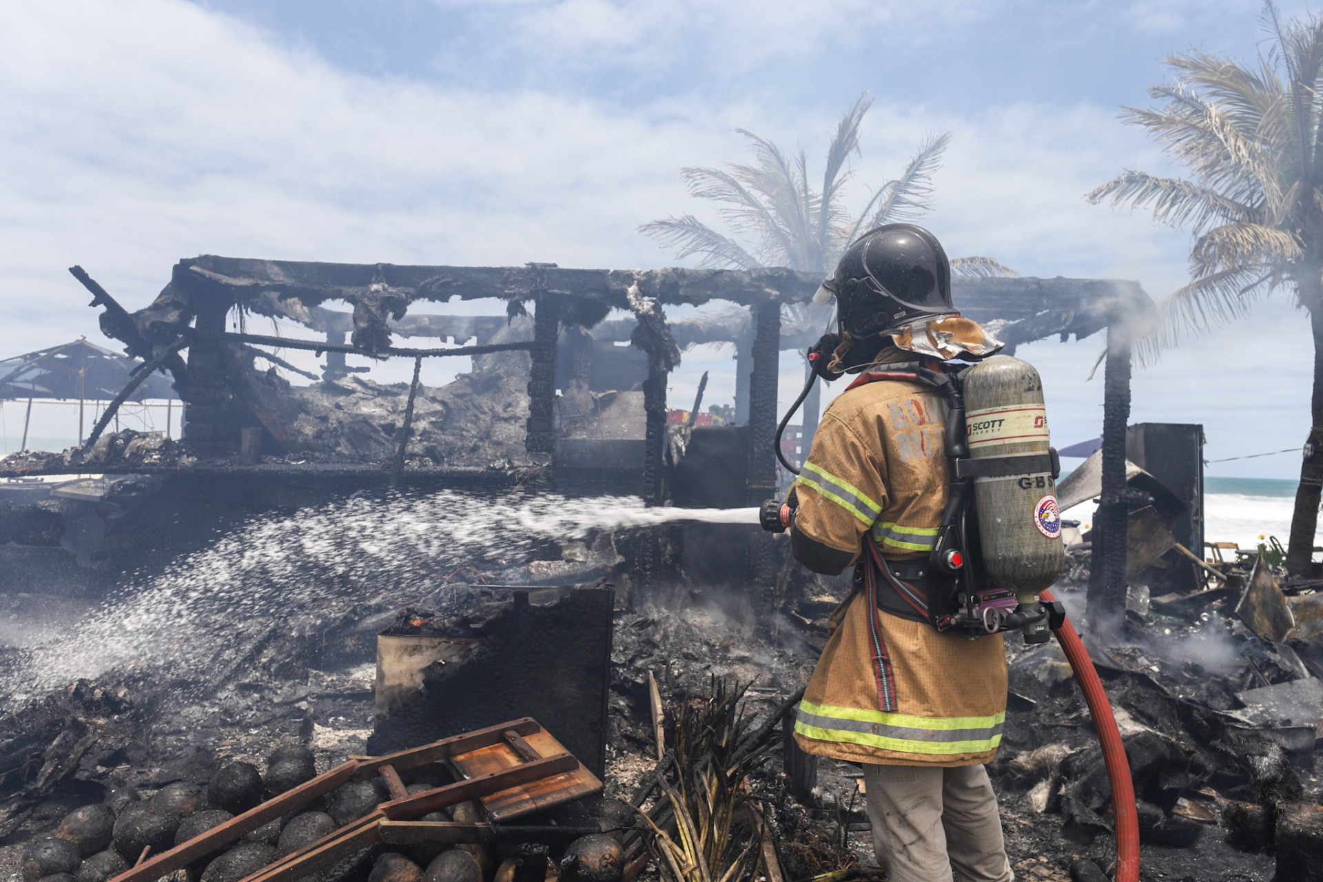 Quiosque do Joilton, na Barra da Tijuca, ficou destru&iacute;do ap&oacute;s inc&ecirc;ndio na manh&atilde; de segunda-feira (6) - Renan Areias/Ag&ecirc;ncia O Dia