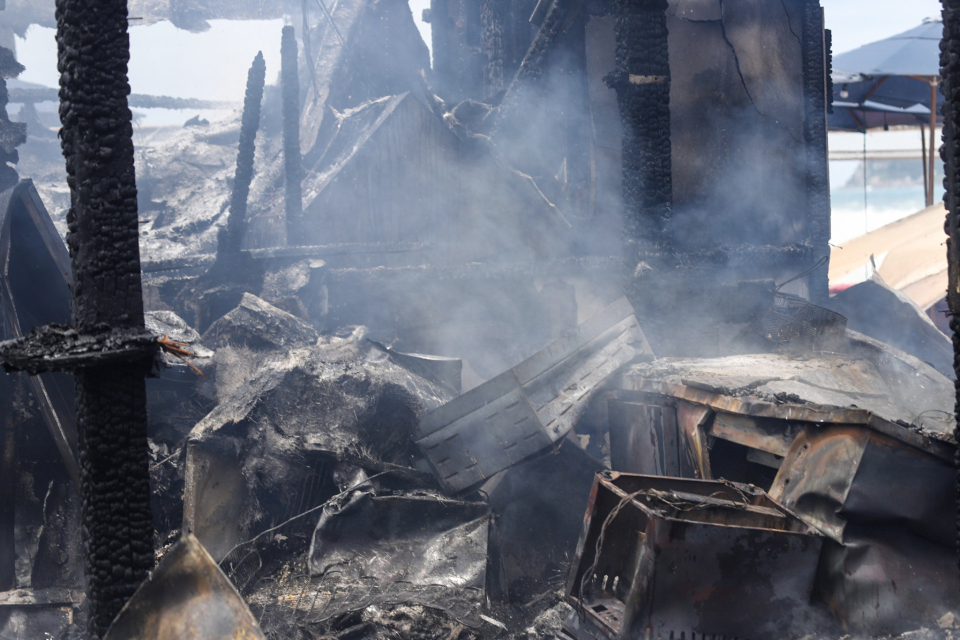 Quiosque do Joilton, na Barra da Tijuca, ficou destru&iacute;do ap&oacute;s inc&ecirc;ndio na manh&atilde; de segunda-feira (6) - Renan Areias/Ag&ecirc;ncia O Dia