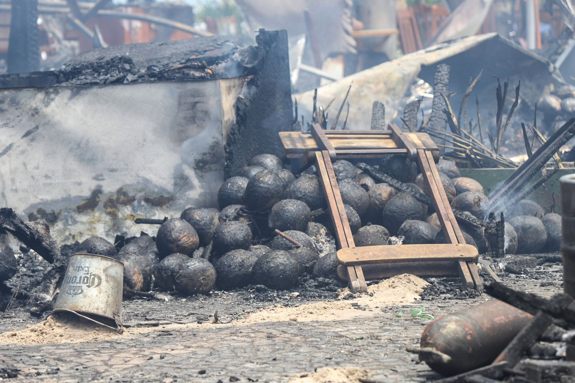 Quiosque do Joilton, na Barra da Tijuca, ficou destru&iacute;do ap&oacute;s inc&ecirc;ndio na manh&atilde; de segunda-feira (6) - Renan Areias/Ag&ecirc;ncia O Dia