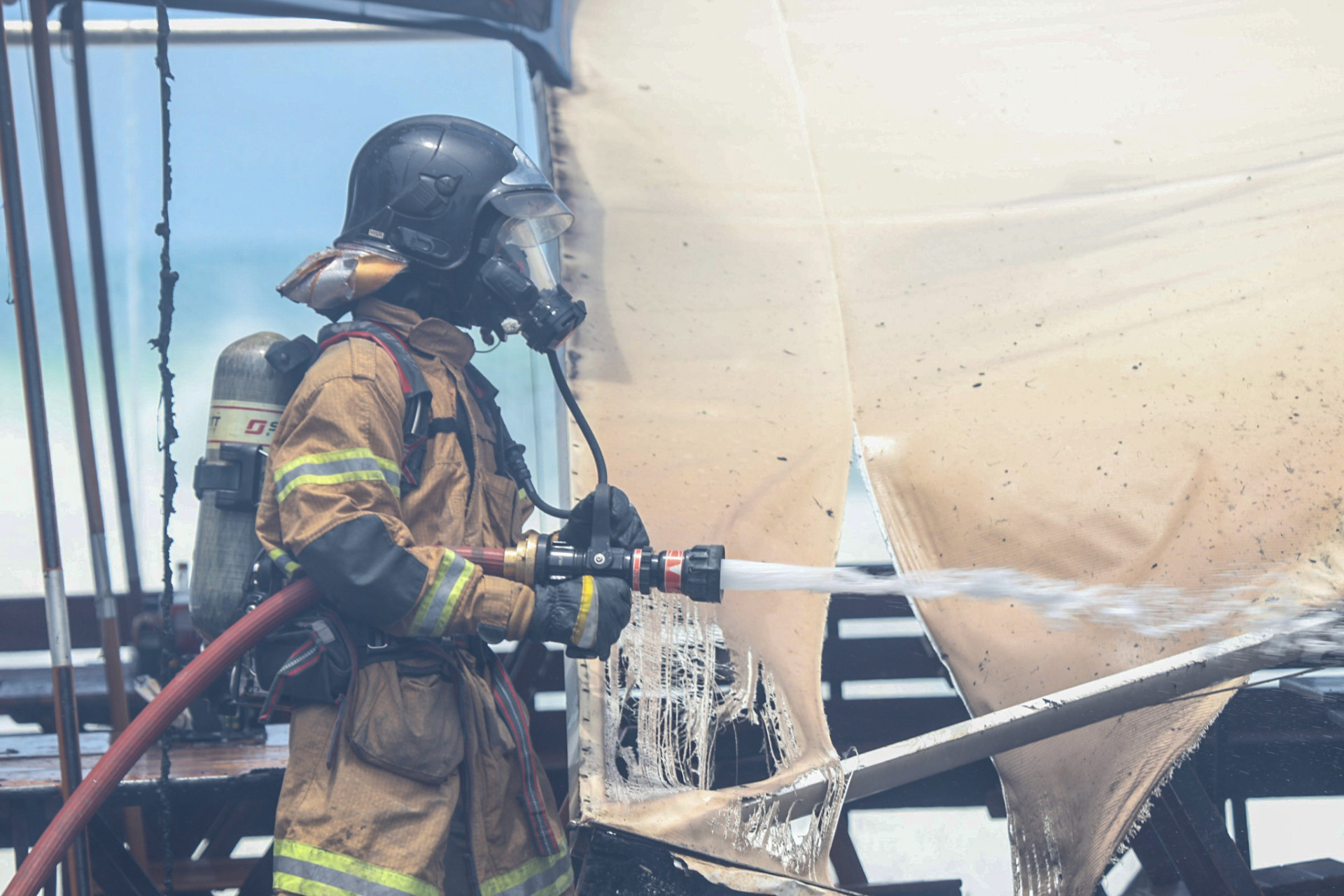 Quiosque do Joilton, na Barra da Tijuca, ficou destru&iacute;do ap&oacute;s inc&ecirc;ndio na manh&atilde; de segunda-feira (6) - Renan Areias/Ag&ecirc;ncia O Dia
