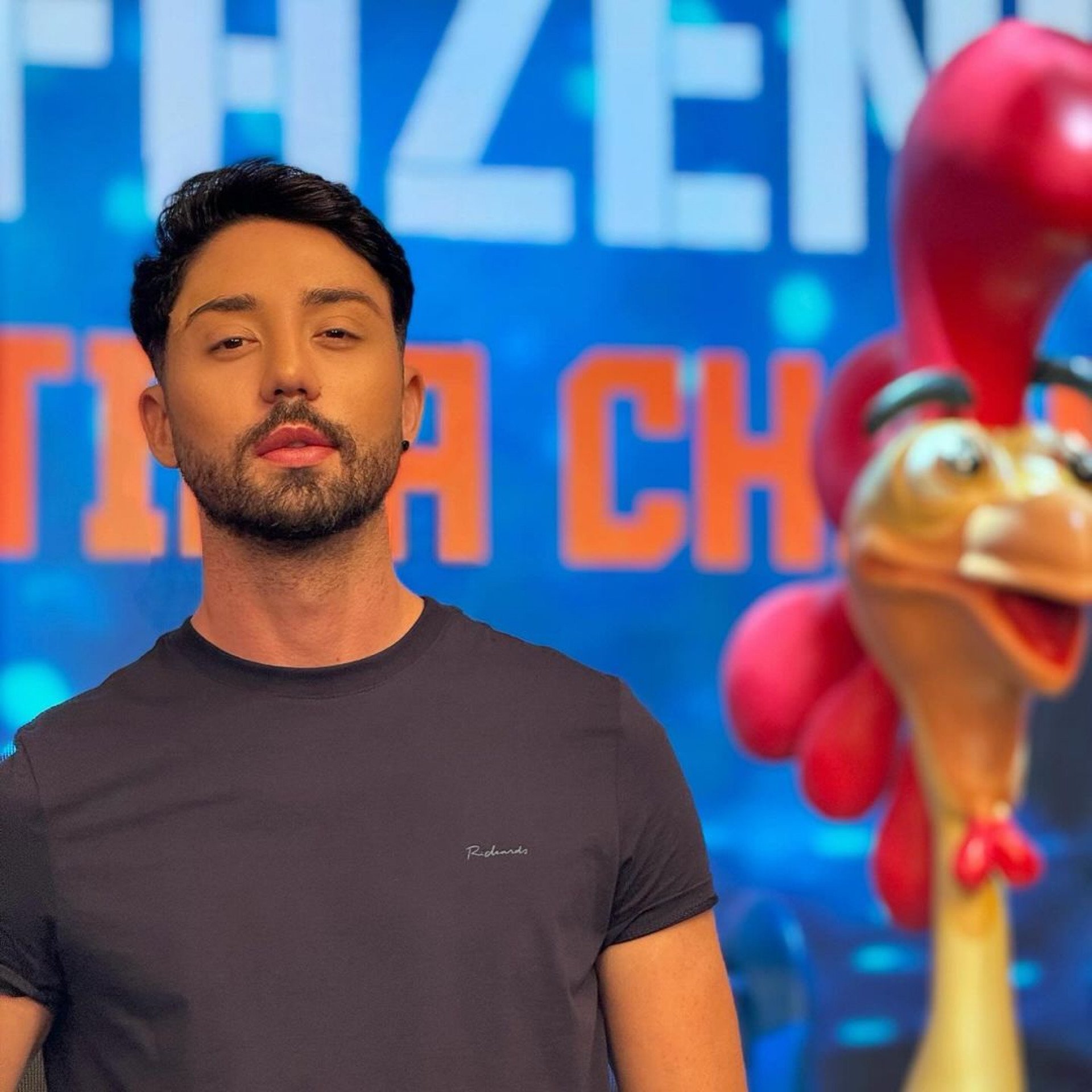 Rico Melquiades é levado ao hospital após acordar com dores intensas e não conseguir levantar da cama