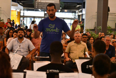 Orquestra de Sopros do Aprendiz Musical é aplaudida no Mercado Municipal de Niterói