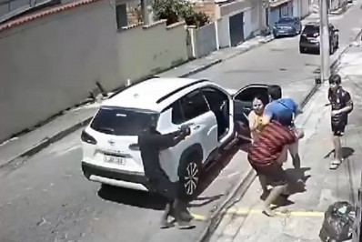 Vídeo: criminoso abandona carro roubado e foge a pé após policial reagir a assalto na Zona Norte