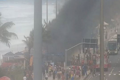 Incêndio atinge quiosque na Barra da Tijuca