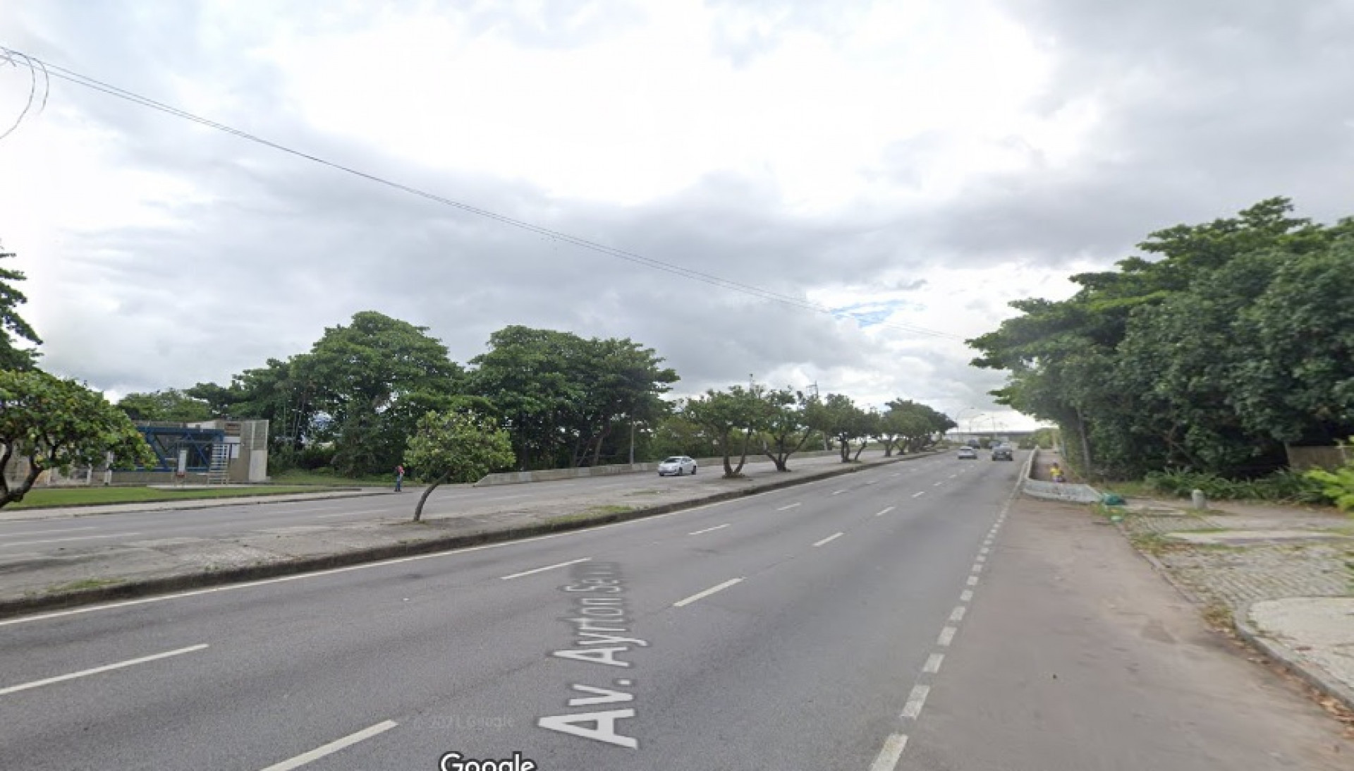 Adolescente é atropelado na Avenida Ayrton Senna, na Zona Oeste do Rio, nesta segunda-feira (6) - Reprodução