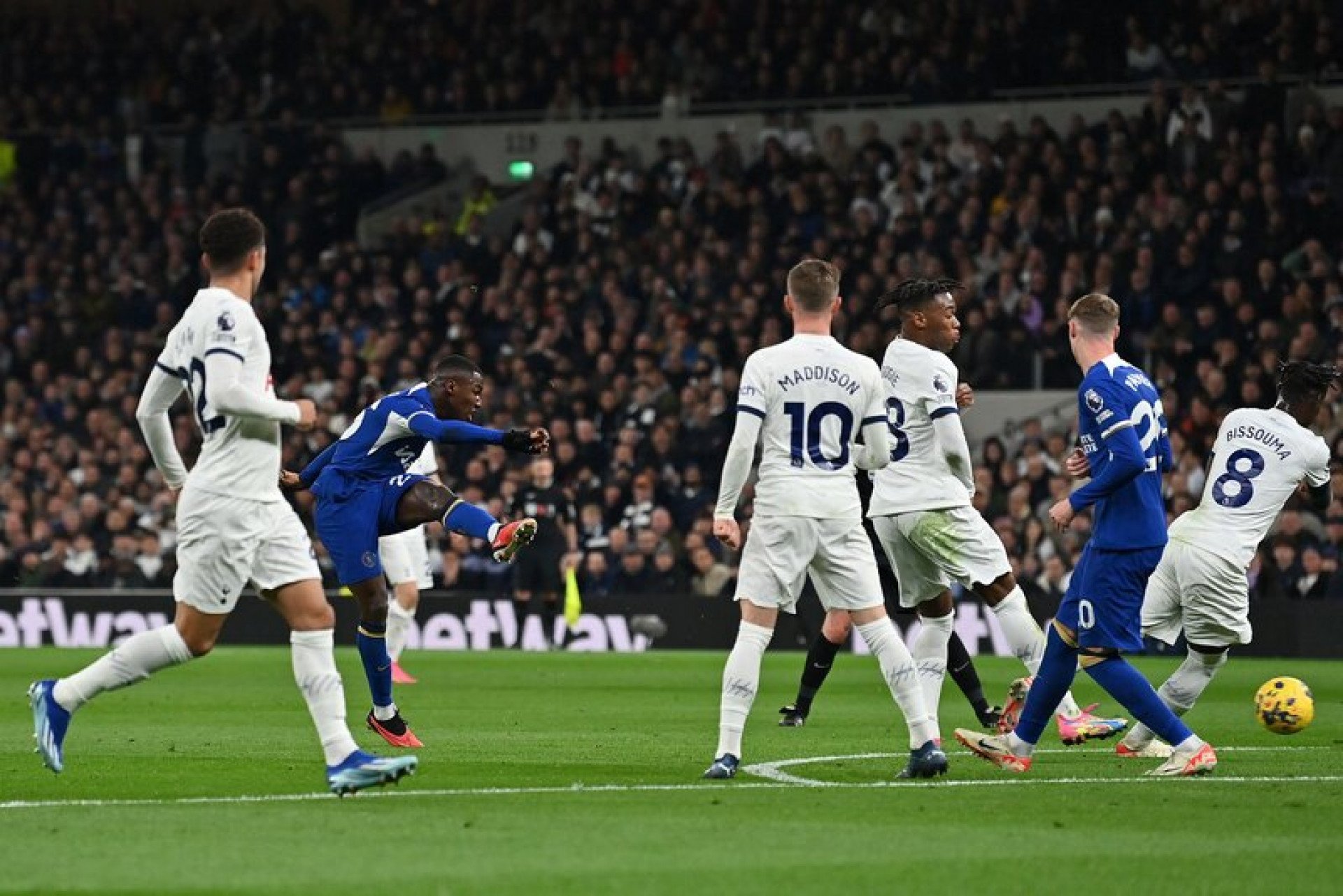 Em jogo com duas expulsões, Everton busca empate contra Tottenham