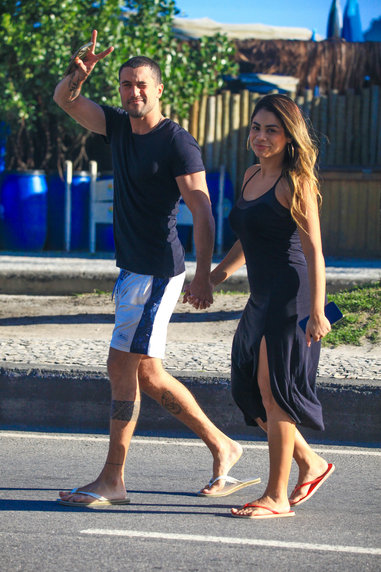 Lexa e Ricardo Vianna deixa quiosque de praia de mãos dadas no Rio - Fabrício Pioyani/Agnews