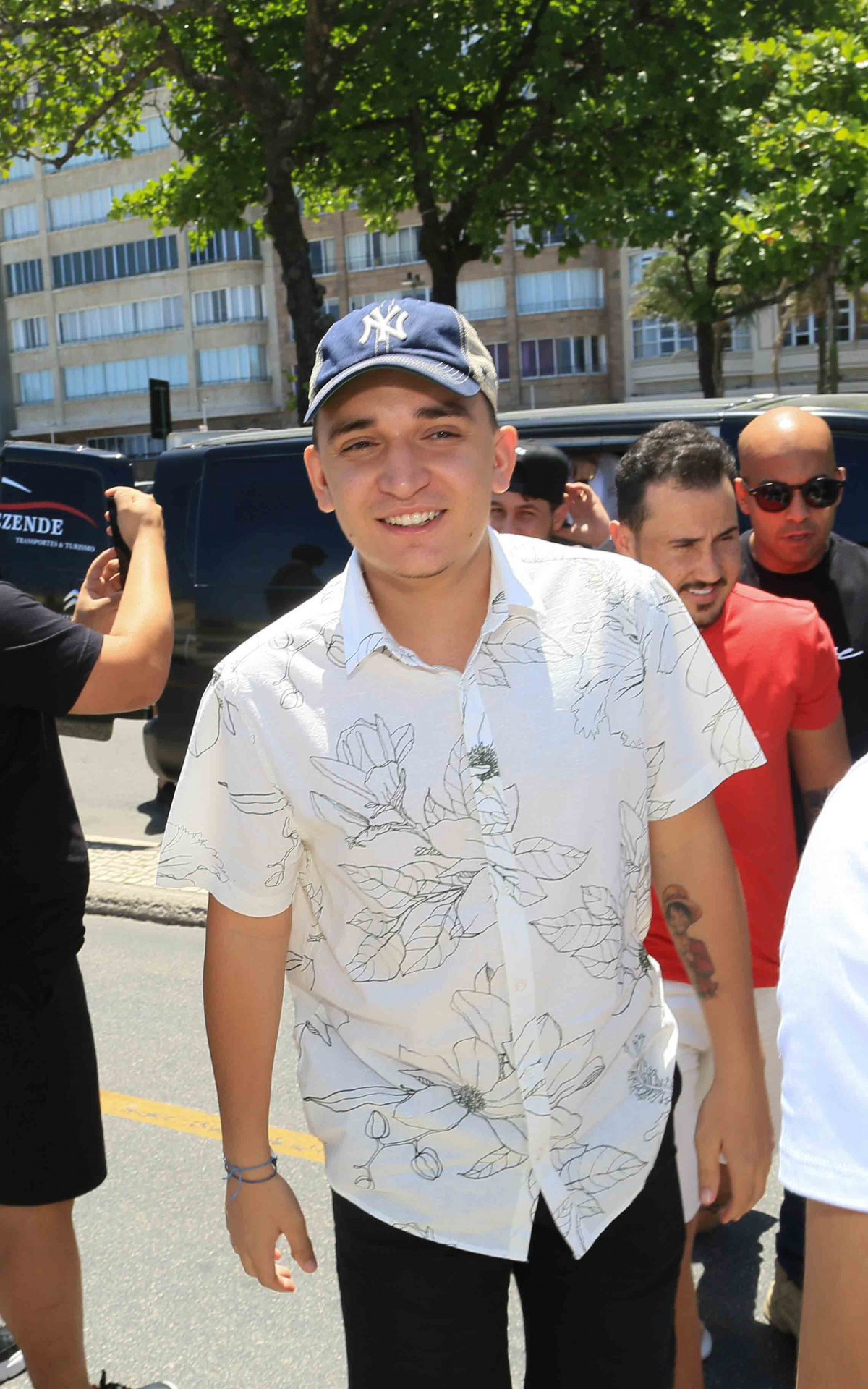 João Gomes faz show surpresa na Praia de Copacabana