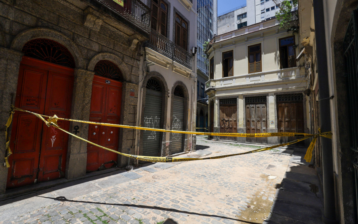 Travessa do comércio interditada devido o desabamento parcialmente de um prédio histórico há quase um mês. Terça-feira (07)