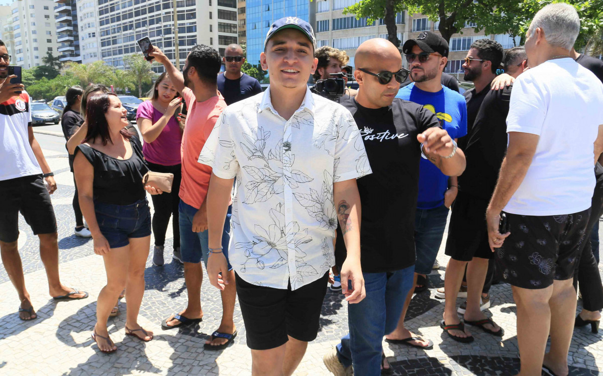 João Gomes faz show surpresa na Praia de Copacabana