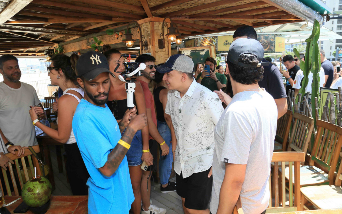 João Gomes faz show surpresa na Praia de Copacabana