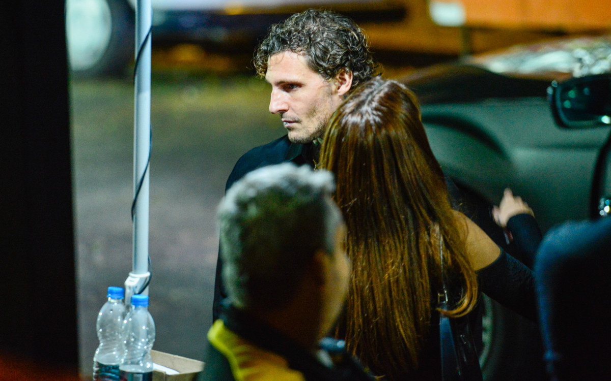 Ex-BBB Key Alves surge com affair italiano em show sertanejo