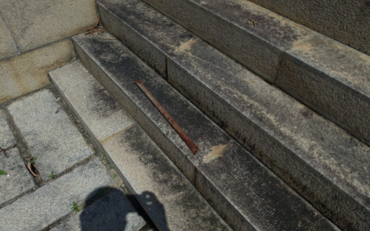 Um pé de cabra foi encontrado próximo ao mausoléu de Cláudio de Souza