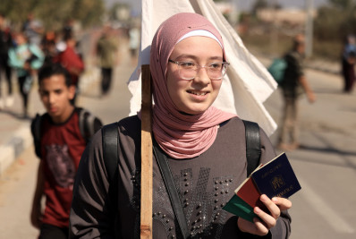 Moradores de Gaza fogem a pé de bombardeios israelenses com bandeiras brancas