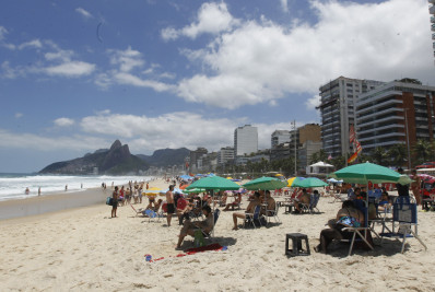 Sem alerta de ressaca, cariocas e turistas aproveitam clima bom em praia na Zona Sul
