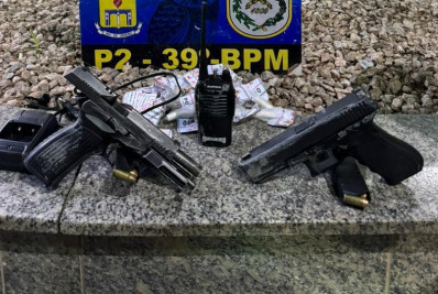 PM prende três suspeitos feridos com pistolas e drogas em Belford Roxo