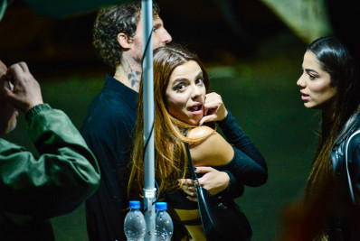 Ex-BBB Key Alves surge com affair italiano em show sertanejo