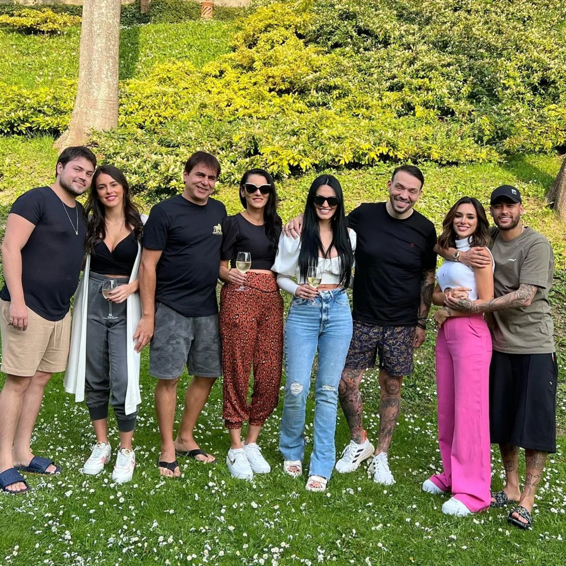 Bruna Biancardi e Neymar posam com os pais da influenciadora - Reprodução Internet