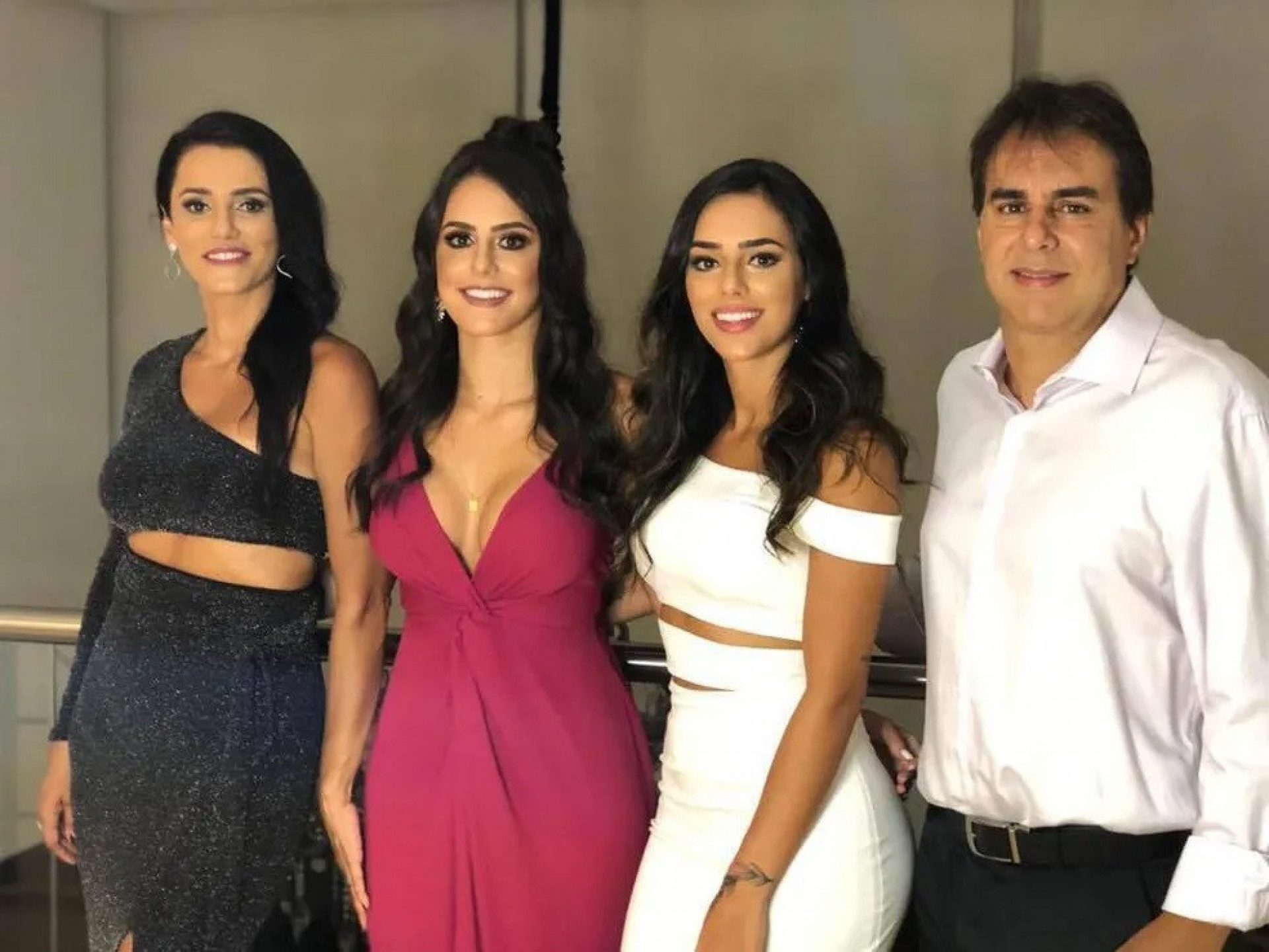 Bruna Biancardi e a irmã, Bianca, posam com os pais, Edson e Telma - Reprodução Internet