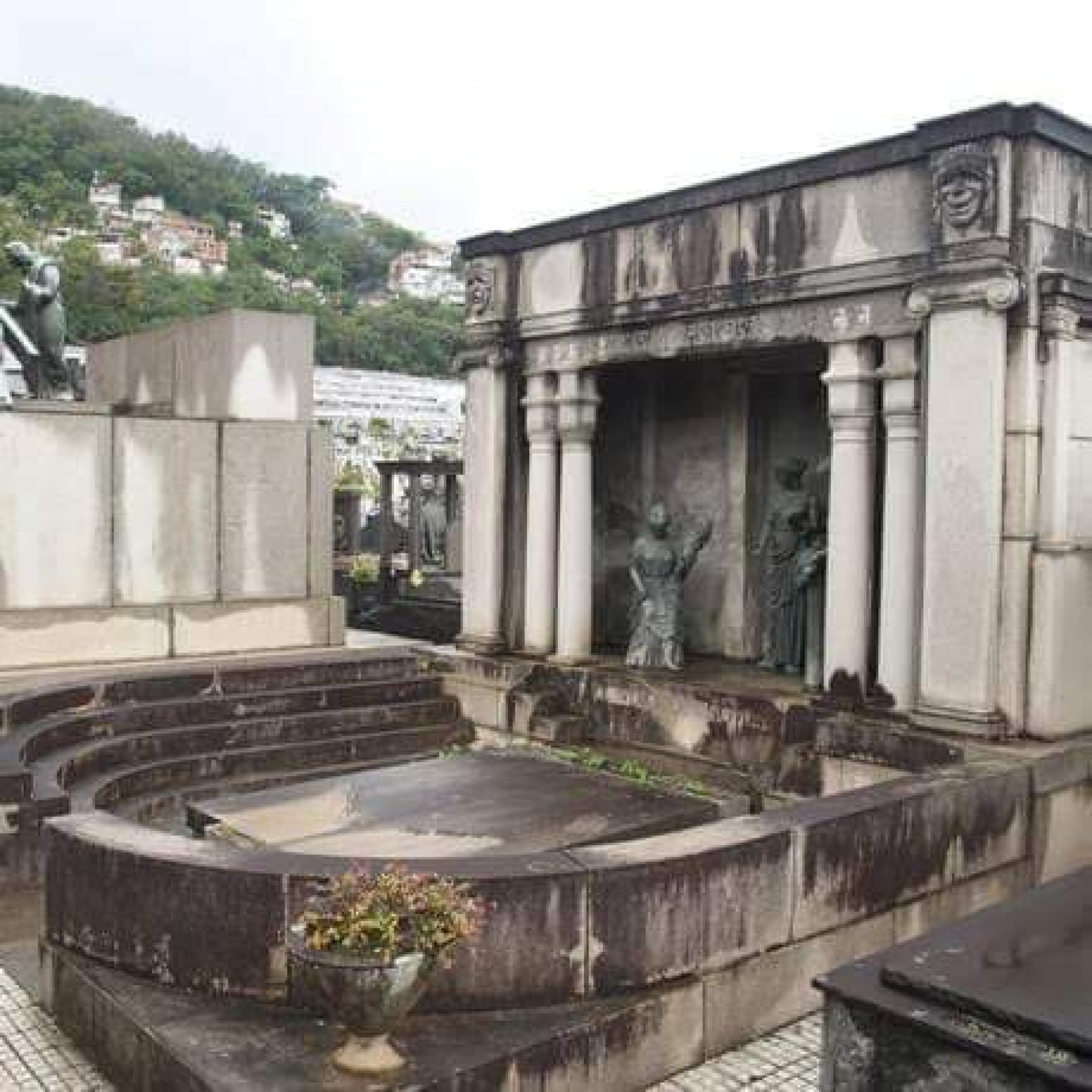 Crime foi no mausoléu de imortal