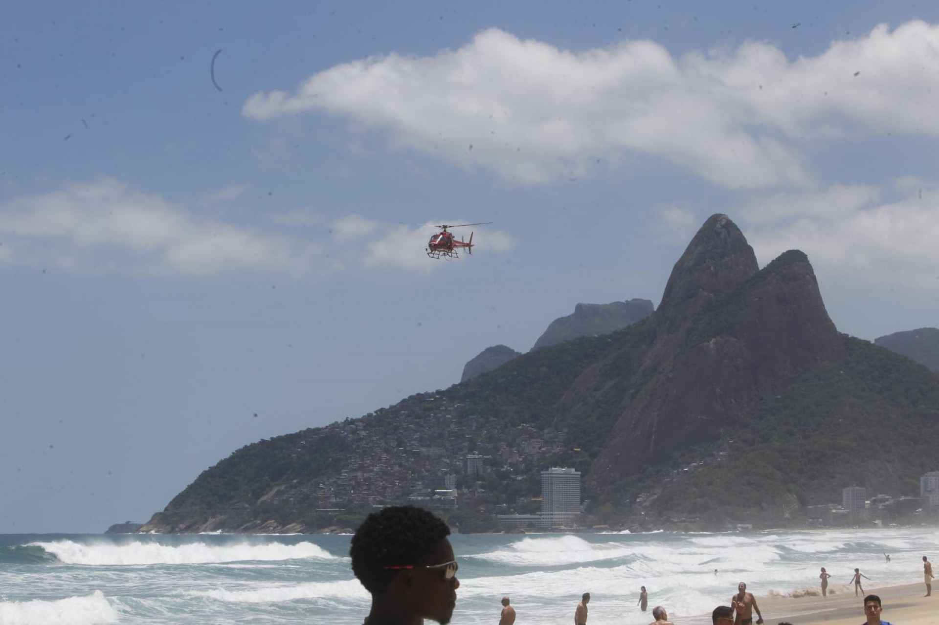 Aeronave do Corpo de Bombeiros procura por adolescente desaparecido - Reginaldo Pimenta/Agência O Dia