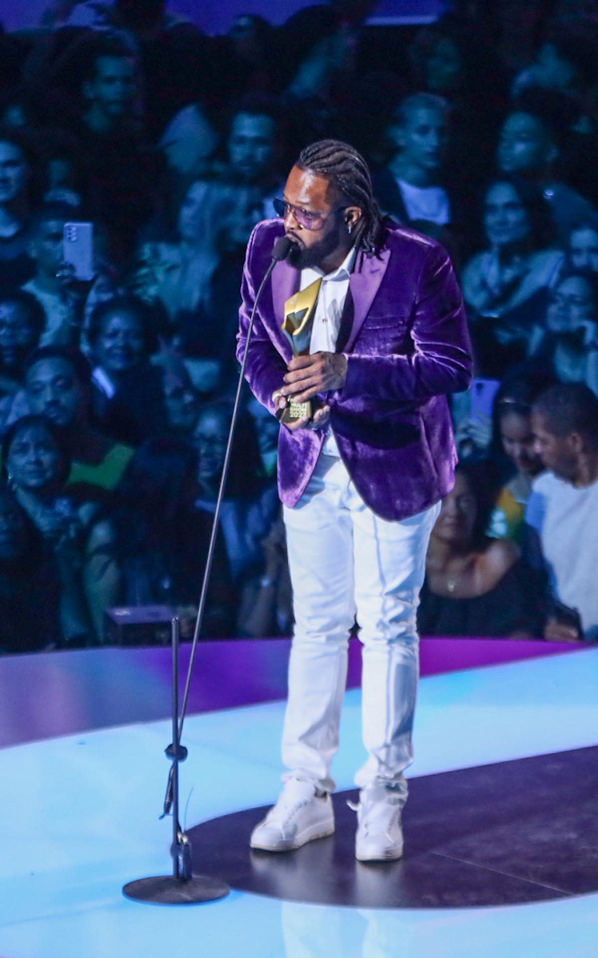 Xande de Pilares recebe troféu no Prêmio Multishow