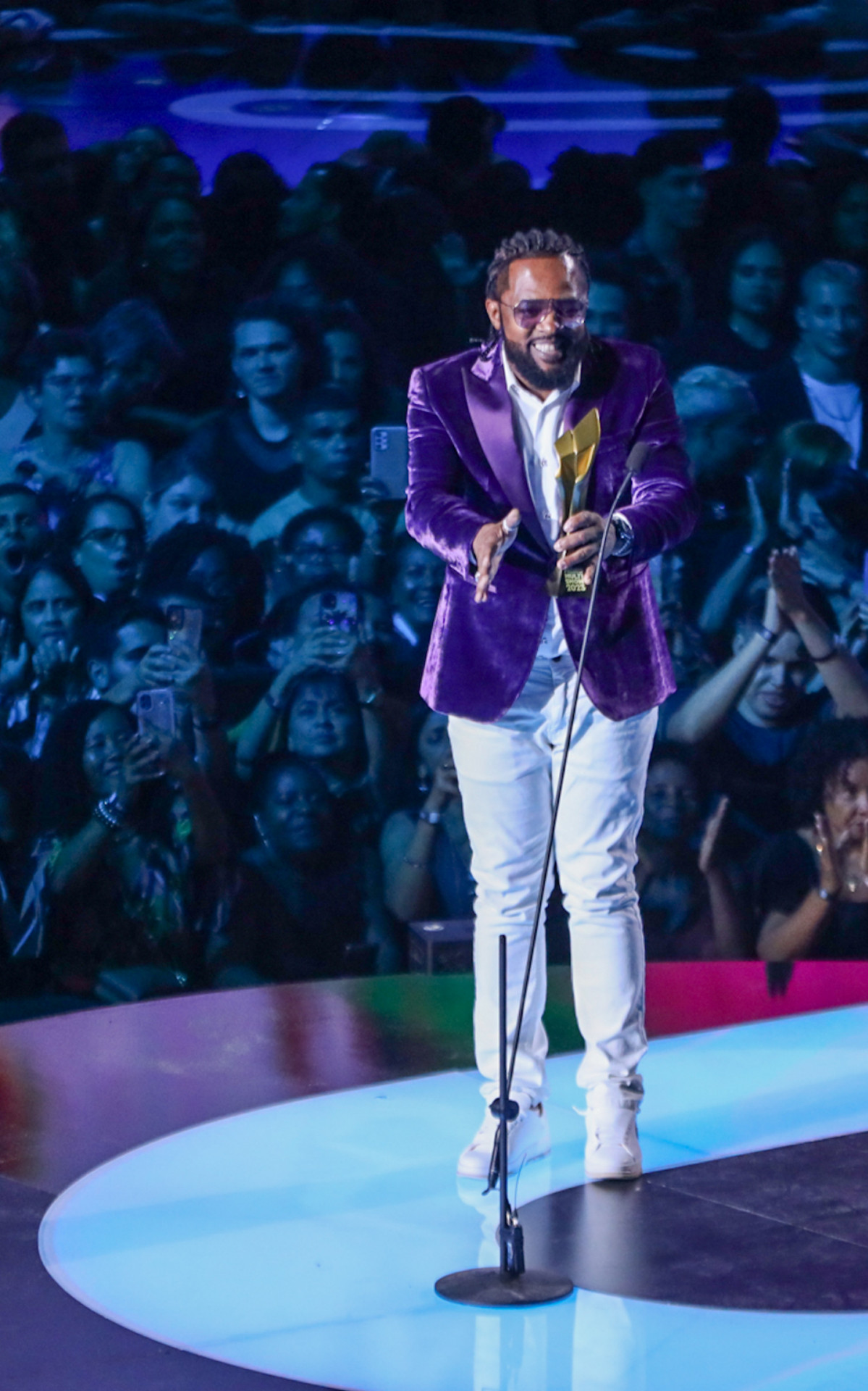 Xande de Pilares recebe troféu no Prêmio Multishow