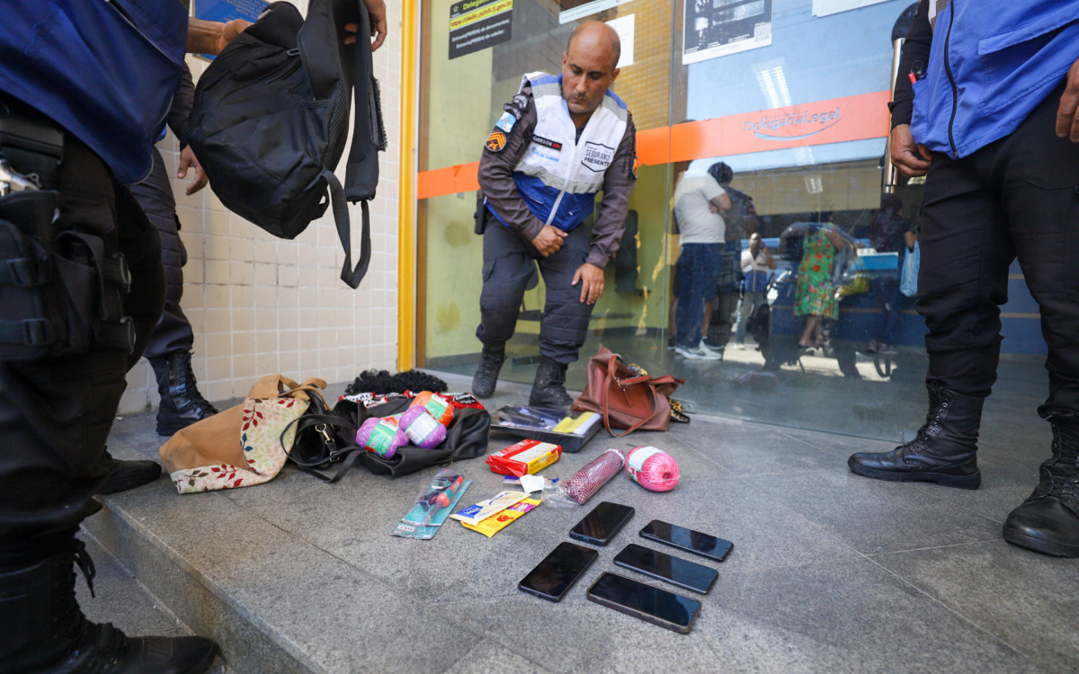 Caso de roubo em Nova Iguaçu, nesta quarta-feira(08).  Foto: Renan Areias / Agência O Dia  -  Renan Areias / Agência O Dia 