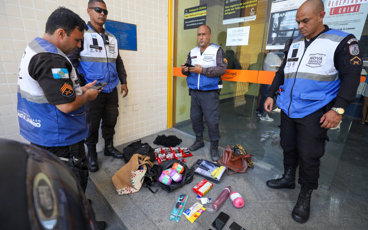 Caso de roubo em Nova Iguaçu, nesta quarta-feira(08).  Foto: Renan Areias / Agência O Dia  -  Renan Areias / Agência O Dia 