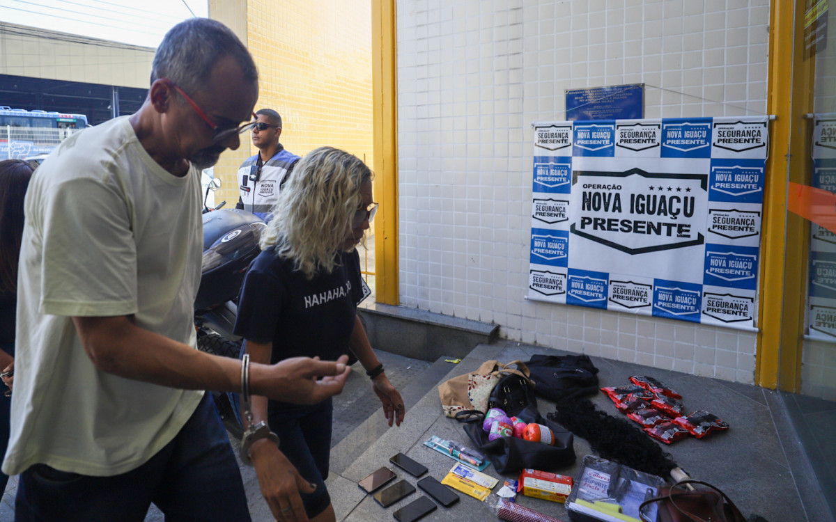 Caso de roubo em Nova Iguaçu, nesta quarta-feira(08).  Foto: Renan Areias / Agência O Dia  -  Renan Areias / Agência O Dia 
