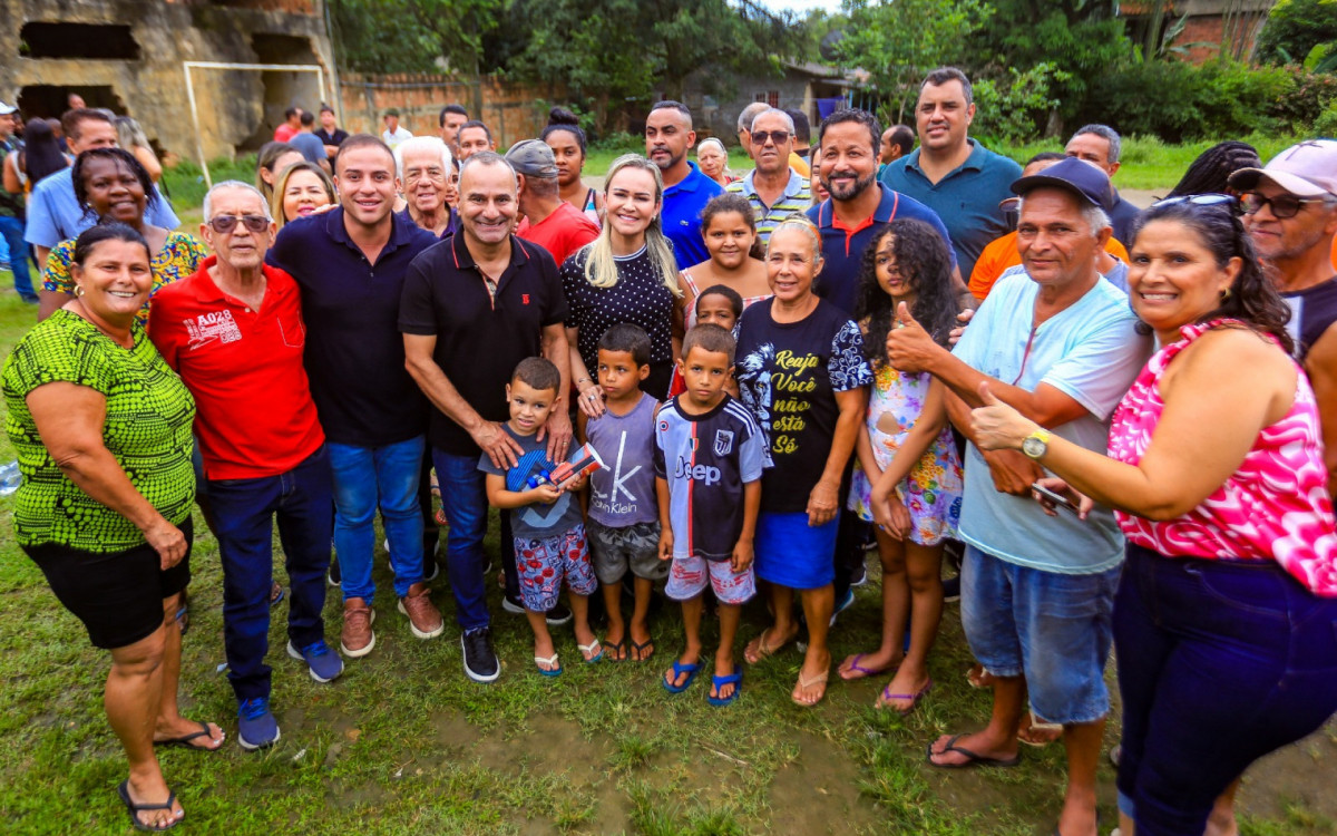 O secretário Matheus Carneiro, prefeito Waguinho e deputada federal Daniela do Waguinho conversaram com os moradores sobre os projetos para a região